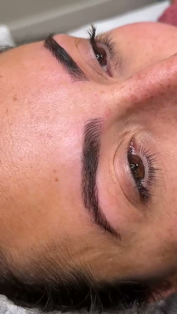 Video of the live eyebrow micropigmentation process